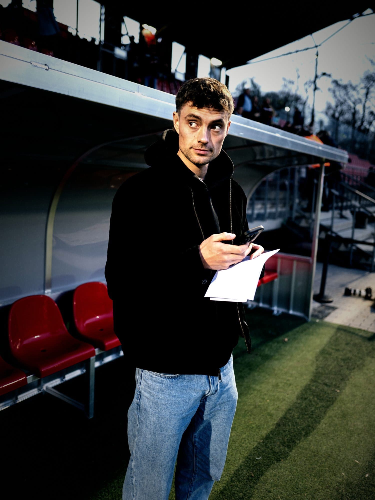 Pipo Konrad mit Aufstellung und Notizen an der Trainerbank
