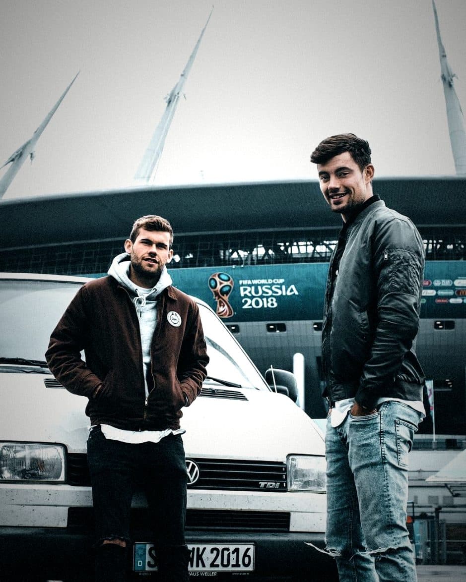 Pipo Konrad mit dem VW Bus vor dem Stadion bei der WM 2018 in Russland
